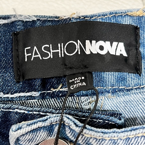 NWT Fashion Nova Two Tone Dark/Light Denim Wide Leg Jeans Size 13 - Picture 2 of 4